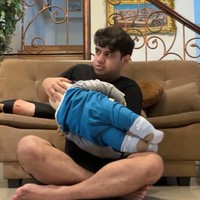 Nggak cuma sekedar mempromosikan bra dan legging ibu hamil, Fadil bahkan akting jadi ibu menyusui saat harus menyusui anaknya. Foto: Instagram/@fadiljaidi