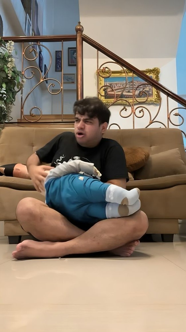 Fadil juga memperagakan momen digigit anak saat menyusui. Tingkahnya itu pun sukses bikin ngakak. Foto: Instagram/@fadiljaidi