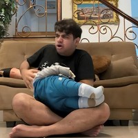 Fadil juga memperagakan momen digigit anak saat menyusui. Tingkahnya itu pun sukses bikin ngakak. Foto: Instagram/@fadiljaidi