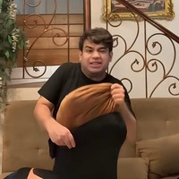 Demi terlihat seperti ibu hamil betulan, Fadil memasukkan bantal ke dalam perutnya. Fadil sendiri memang selalu terlihat totalitas dalam mengiklankan barang-barang endorsenya. Foto: Instagram/@fadiljaidi