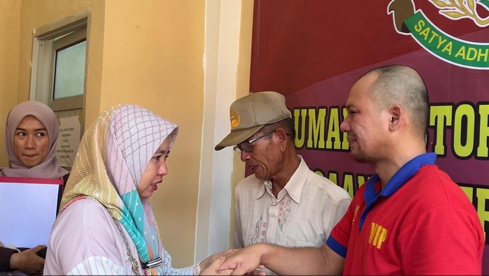 Ferly Meisyah (kanan) usai sidang kasus pengancaman dengan sajam terhadap ibunya sendiri.