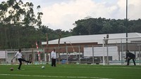 Saat meninjau, Jokowi juga sempat menjajal lapangan dengan menendang bola ke arah gawang yang dijaga Menpora Dito Ariotedjo.