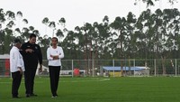 Presiden Joko Widodo (ketiga kiri) berbincang dengan Menpora Dito Ariotedjo (tengah) dan Plt Kepala OIKN Basuki Hadimuljono saat meninjau lapangan pusat pelatihan nasional PSSI di Ibu Kota Nusantara, Kalimantan Timur, Selasa (13/8/2024).