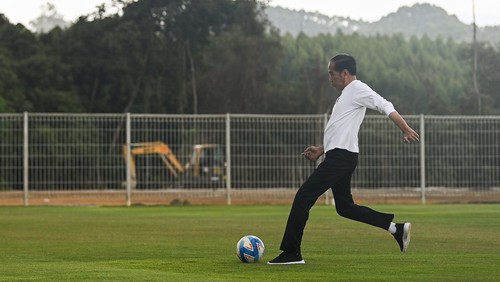 Presiden Joko Widodo (ketiga kiri) berbincang dengan Menpora Dito Ariotedjo (kedua kiri) dan Plt Kepala OIKN Basuki Hadimuljono saat meninjau lapangan pusat pelatihan nasional PSSI di Ibu Kota Nusantara, Kalimantan Timur, Selasa (13/8/2024). Presiden Jokowi mengatakan Timnas Indonesia akan menggunakan pusat pelatihan tersebut pada September 2024. ANTARA FOTO/Sigid Kurniawan/tom.
