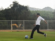 Gaya Jokowi Tinjau Lapangan Pusat Latihan PSSI di IKN