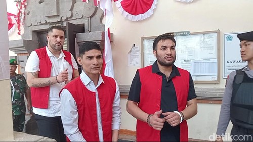 Geng Meksiko yang tembak WN Turki dituntut 4 tahun penjara di PN Denpasar, Selasa (13/8/2024). (Aryo Mahendro/detikBali).