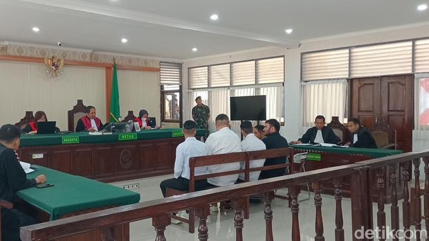 Geng Meksiko yang tembak WN Turki dituntut 4 tahun penjara di PN Denpasar, Selasa (13/8/2024). (Aryo Mahendro/detikBali).