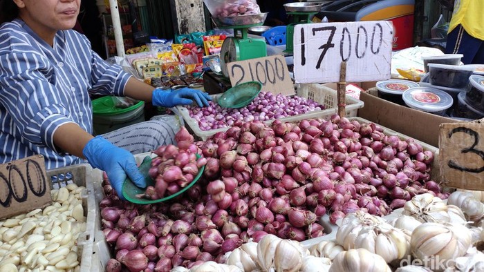 Harga bawang merah di Palembang turun.