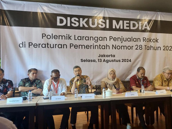 Himpunan Peritel & Penyewa Pusat Perbelanjaan Indonesia  (HIPPINDO) menolak aturan larangan penjualan rokok dalam radius 200 meter dari pusat pendidikan dan tempat bermain.