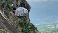 Hotel Gantung Purwakarta atau Skylodge Padjadjaran Anyar sempat viral setelah diluncurkan. Hotel itu unik dengan menggantung di tebing dengan ketinggian 500 mdpl atau 400 meter di atas tanah. Untuk sampai ke hotel tersebut, pengunjung harus melalui beberapa tantangan, mulai dari memanjat ke atas tebing melalui pijakan-pijakan yang telah dibuat, lalu meluncur dengan flying fox. Lokasi hotel tersebut berada di Gunung Parang, yakni gunung batu andesit yang memiliki ketinggian 963 mdpl. Hotel itu mati sejak pandemi COVID-19. (dok. Instagram @skylodge.indonesia)