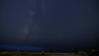 Hujan meteor terjadi ketika objek langit meteoroid terbakar saat memasuki atmosfer Bumi.  