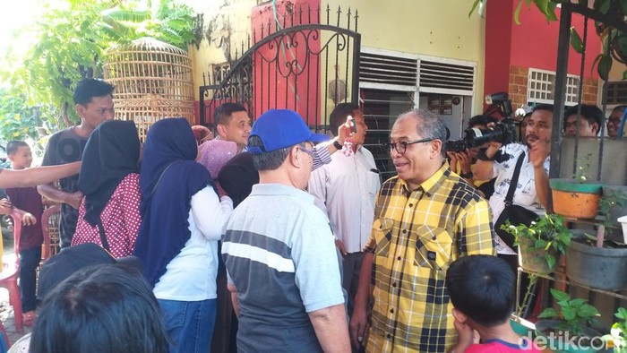 Ilham Arief Sirajuddin (baju kuning) turun mengkampanyekan Appi-Aliyah di Pilkada Makassar.