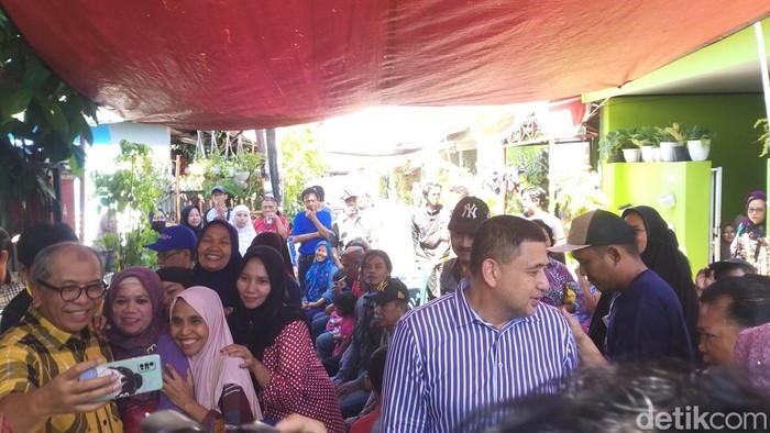 Ilham Arief Sirajuddin (baju kuning) turun mengkampanyekan Appi-Aliyah di Pilkada Makassar.
