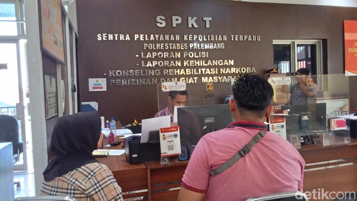 Indah saat melapor ke polisi setelah menjadi korban penjambretan
