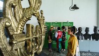 Pengunjung melihat pameran yang digelar selama hampir satu bulan tersebut.  