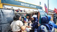 Pengunjung juga dapat mencicipi makanan khas Malaysia secara gratis.  