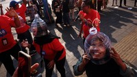 Warga antusias mengikuti lomba yang berlangsung di kawasan pasar tersebut.  