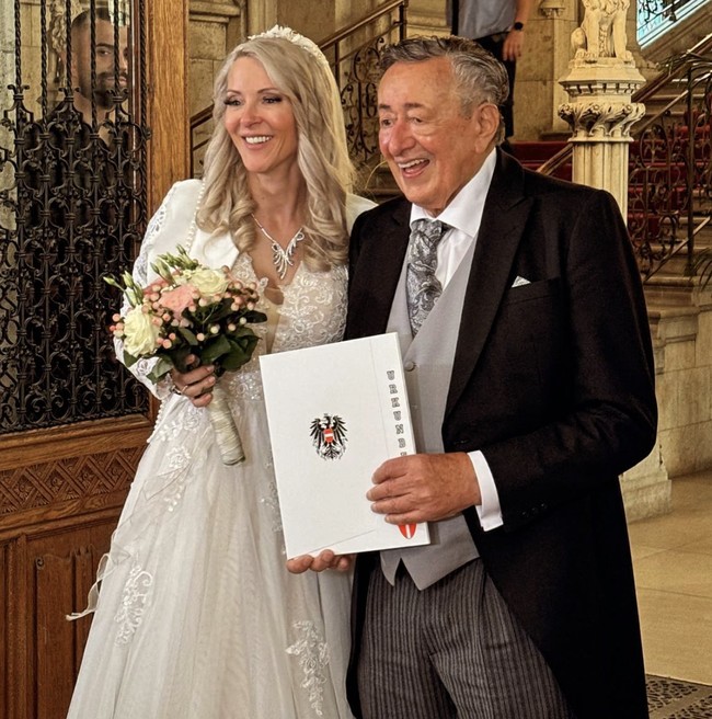 Pasangan tersebut baru saja menikah dua bulan. Richard dan Simone menikah pada 1 Juni di i Wina, Austria, dalam sebuah perayaan intim yang dihadiri oleh 50 orang undangan. Foto: dok. Instagram @simone_lugner
