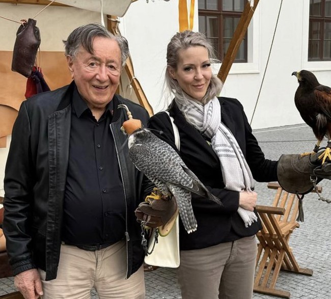 Richard meninggal setelah mengalami berbagai masalah kesehatan yang mengharuskannya menjalani operasi beberapa bulan sebelum kematiannya. Ayah dari empat anak ini dikenal sering mencari ‘pacar bayaran’ dari kalangan selebriti papan atas seperti Kim Kardashian hingga Paris Hilton untuk menemaninya ke acara gala. Foto: dok. Instagram @simone_lugner