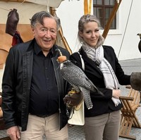 Richard meninggal setelah mengalami berbagai masalah kesehatan yang mengharuskannya menjalani operasi beberapa bulan sebelum kematiannya. Ayah dari empat anak ini dikenal sering mencari ‘pacar bayaran’ dari kalangan selebriti papan atas seperti Kim Kardashian hingga Paris Hilton untuk menemaninya ke acara gala. Foto: dok. Instagram @simone_lugner