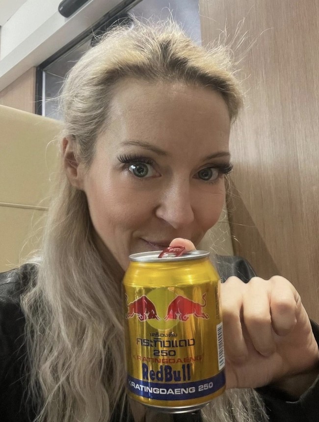 Simone menggambarkan kesedihan yang mendalam atas kehilangan suaminya. Kehilangan yang saya rasakan sangat luar biasa. Kekosongan yang ditinggalkan oleh Richard sangat besar, dia adalah cahaya dalam hidup saya,” tulis Simone di Instagramnya. Foto: dok. Instagram @simone_lugner