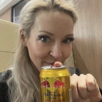 Simone menggambarkan kesedihan yang mendalam atas kehilangan suaminya. Kehilangan yang saya rasakan sangat luar biasa. Kekosongan yang ditinggalkan oleh Richard sangat besar, dia adalah cahaya dalam hidup saya,” tulis Simone di Instagramnya. Foto: dok. Instagram @simone_lugner