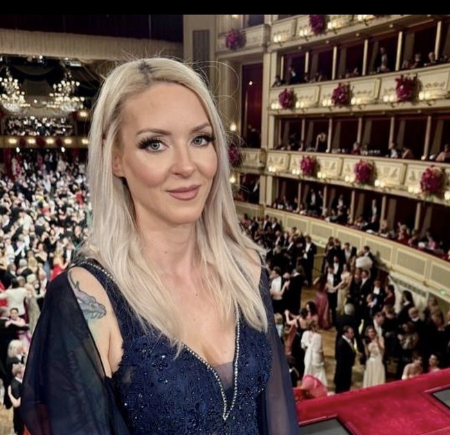 Wanita 42 tahun itu menyampaikan ungkapan kesedihannya melalui media sosial. Dalam sebuah postingan emosional, Simone menulis, Kamu adalah mimpi dalam hidupku. Dan ketika aku melihatmu bersinar, aku tahu aku adalah mimpimu juga.  Foto: dok. Instagram @simone_lugner