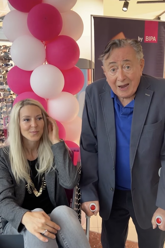  Dalam sebuah wawancara pada bulan April, Simone menyebut Richard sebagai pria yang selalu diinginkannya. Seorang pria sukses yang mewakili sesuatu, yang bisa kamu andalkan, kagumi, dan belajar darinya, ungkap Simone kepada media Kurier. Foto: dok. Instagram @simone_lugner