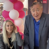  Dalam sebuah wawancara pada bulan April, Simone menyebut Richard sebagai pria yang selalu diinginkannya. Seorang pria sukses yang mewakili sesuatu, yang bisa kamu andalkan, kagumi, dan belajar darinya, ungkap Simone kepada media Kurier. Foto: dok. Instagram @simone_lugner