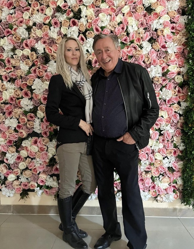 Richard Lugner, miliarder Austria yang terkenal dengan gaya hidup glamornya, meninggal dunia pada usia 91 tahun. Kepergiannya meninggalkan duka mendalam bagi istri keenamnya, Simone Lugner. Foto: dok. Instagram @simone_lugner