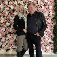 Richard Lugner, miliarder Austria yang terkenal dengan gaya hidup glamornya, meninggal dunia pada usia 91 tahun. Kepergiannya meninggalkan duka mendalam bagi istri keenamnya, Simone Lugner. Foto: dok. Instagram @simone_lugner