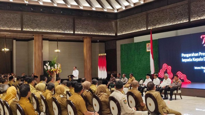 Presiden Jokowi memberikan arahan kepada kepala daerah se-Indonesia di IKN