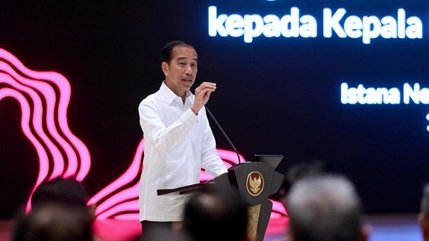 Jokowi memberikan arahan di depan kepala daerah di IKN.