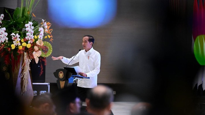 Jokowi memberikan arahan di depan kepala daerah di IKN.