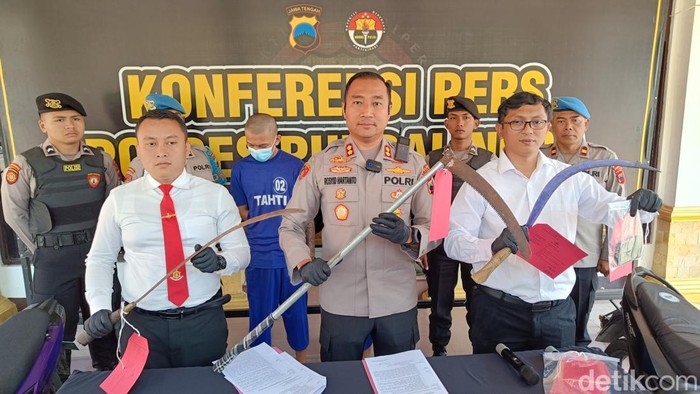 Kapolres Purbalingga, AKBP Rosyid Hartanto (tengah) menunjukkan barang bukti senjata tajam yang digunakan dalam tawuran dua gangster yang terjadi di Jalan MT Haryono Purbalingga, Selasa (13/8/2024).