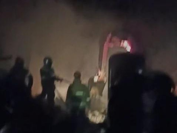 Pemadam kebakaran berusaha memadamkan api yang membakar gudang rosok di Nogosari, Boyolali, Selasa (13/8/2024).
