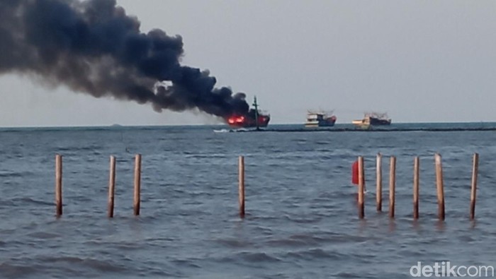 Kebakaran kapal penangkap ikan di Cirebon.