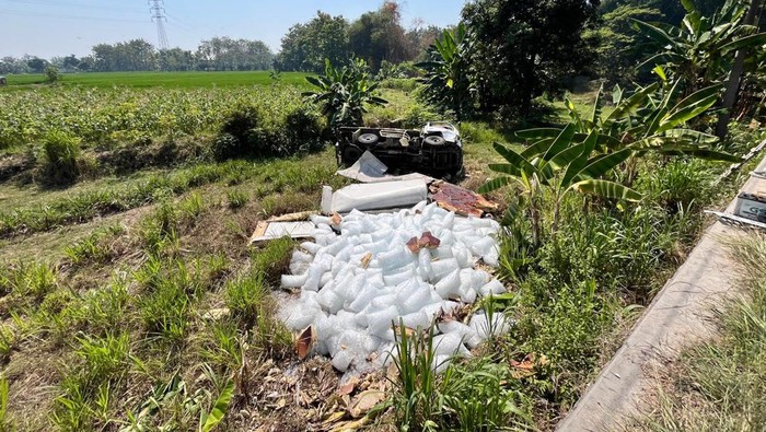 Evakuasi kecelakaan truk boks es batu di Jalan Raya Ngawi-Sragen, Kecamatan Sambungmacan, Kabupaten Sragen, Selasa (13/8/2024).