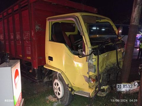 Kecelakaan yang melibatkan mobil dan truk di Jalan Raya Sragen-Ngawi, Desa Karanganyar, Kecamatan Sambungmacan, Kabupaten Sragen, Selasa (13/8/2024).