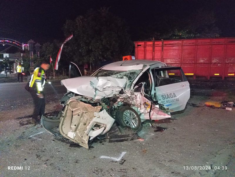Kecelakaan yang melibatkan mobil dan truk di Jalan Raya Sragen-Ngawi, Desa Karanganyar, Kecamatan Sambungmacan, Kabupaten Sragen, Selasa (13/8/2024).