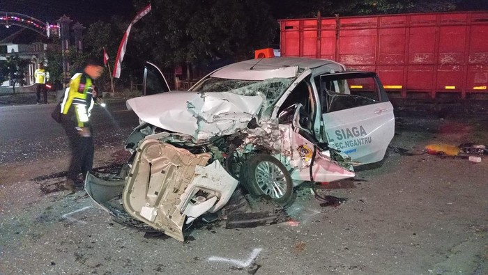 Kecelakaan yang melibatkan mobil dan truk di Jalan Raya Sragen-Ngawi, Desa Karanganyar, Kecamatan Sambungmacan, Kabupaten Sragen, Selasa (13/8/2024).