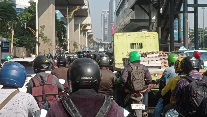 Arteri Kuningan Jaksel Lumpuh Akibat Macet Parah dari Pancoran dan Mampang Pagi Ini