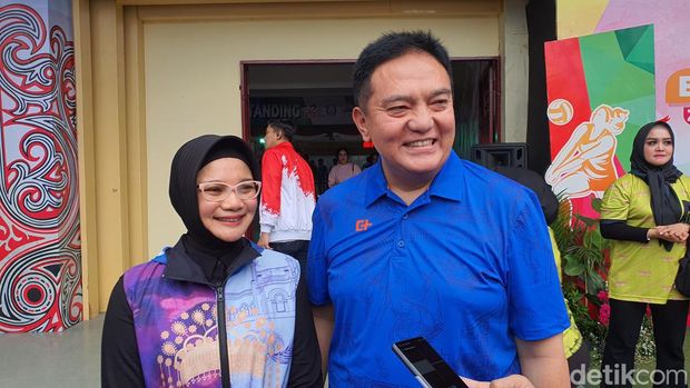 Ketua Bhayangkari Daerah Riau, Nindya M Iqbal dan Kapolda Riau Irjen Mohammad Iqbal. (Raja Adil Siregar/detikSumut)