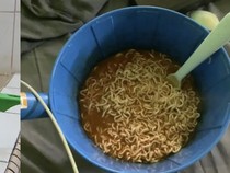 Kocak! Anak Kos Ini Makan Mie Instan Pakai Gayung