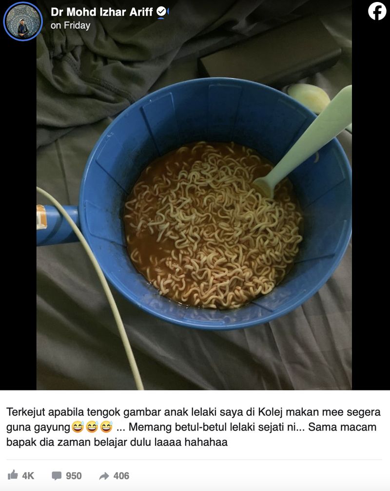 Kocak! Anak Kos Ini Makan Mie Instan Pakai Wadah Gayung