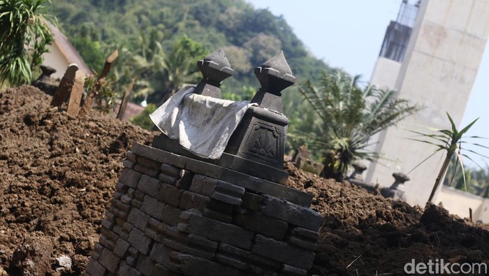 Kompleks makam Padukuhan Druju Krojan, Kalurahan Margodadi, Kapanewon Seyegan, Kabupaten Sleman. terdampak tol Jogja-Bawen ditinggikan sekitar semeter. Foto diunggah Selasa (13/8/2024).