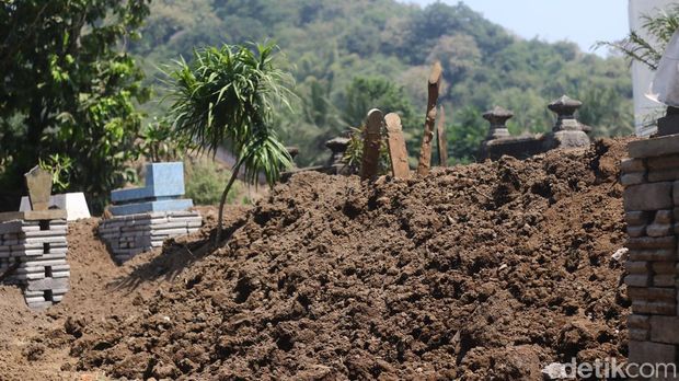 Kompleks makam Padukuhan Druju Krojan, Kalurahan Margodadi, Kapanewon Seyegan, Kabupaten Sleman. terdampak tol Jogja-Bawen ditinggikan sekitar semeter. Foto diunggah Selasa (13/8/2024).