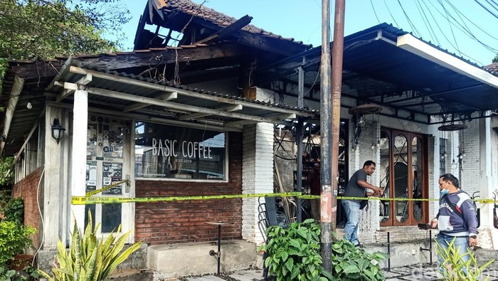 Kondisi Basic Coffee di Jalan Kembang Matahari Denpasar, Bali seusai mengalami kebakaran pada Selasa (13/8/2024) siang. (Ni Made Lastri Karsiani Putri/detikBali)