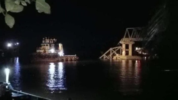 Kondisi Jembatan Lalan yang ambruk pasca ditabrak kapal tongkang batu bara.