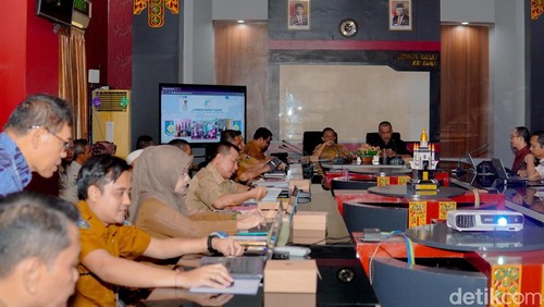 Korsup Wilayah V KPK Dian Patria mengikuti rapat koordinasi bersama jajaran Pemkab Lombok Barat di kantor Bupati Lombok Barat, Selasa (13/8/2024). (Foto: Ahmad Viqi/detikBali)